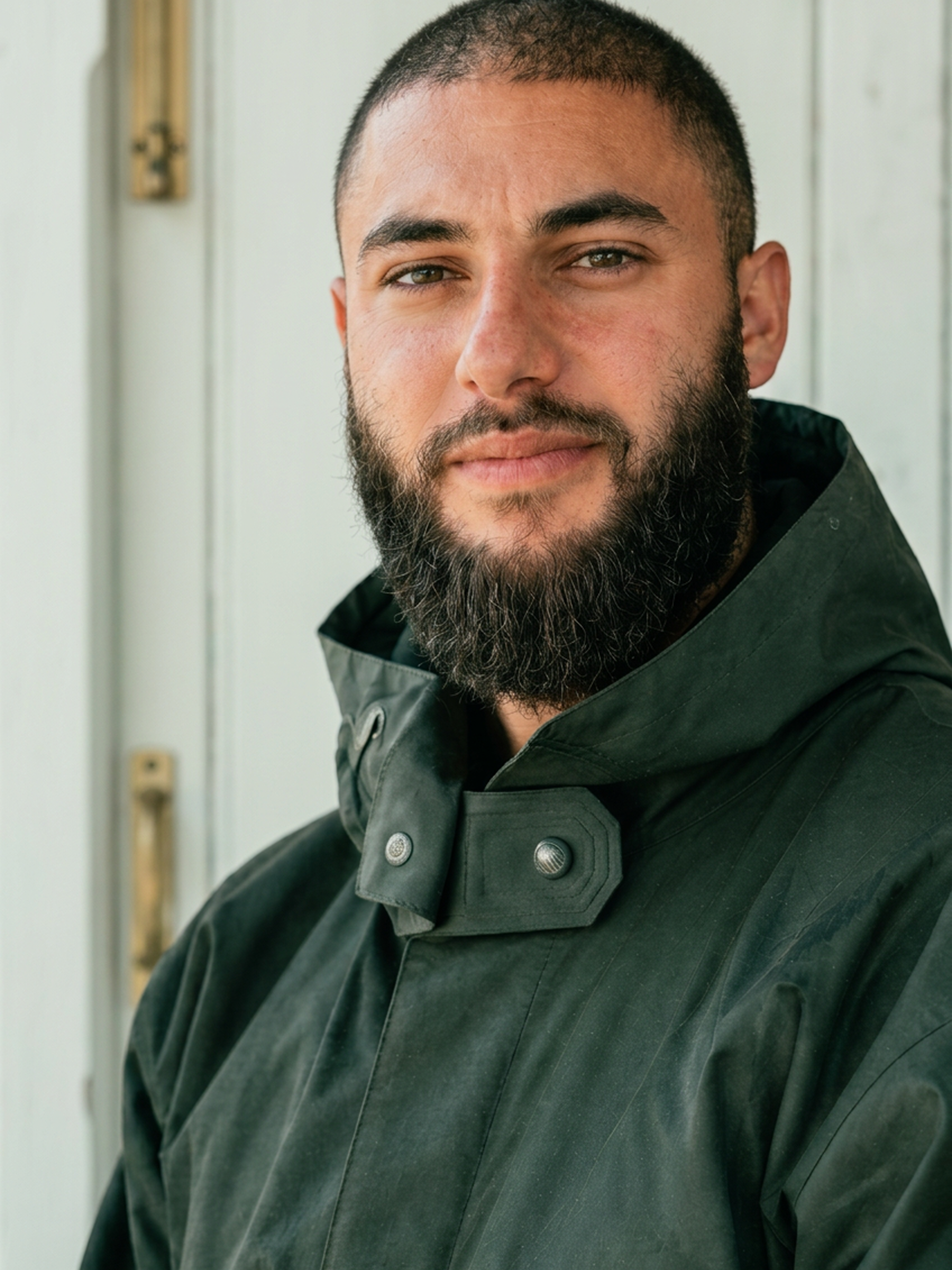 Drenas Morina, Inhaber von RIA Geflügel Service, vor einem Geflügelstall in Bad Oeynhausen